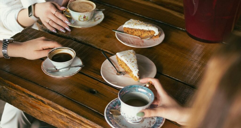 Café de especialidad con postres caseros