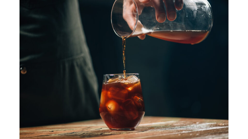 Café frio en casa. Cold brew con hielo.