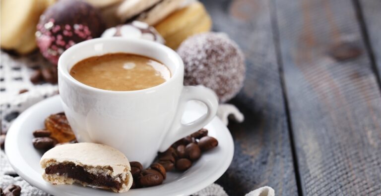Café con postres y dulces