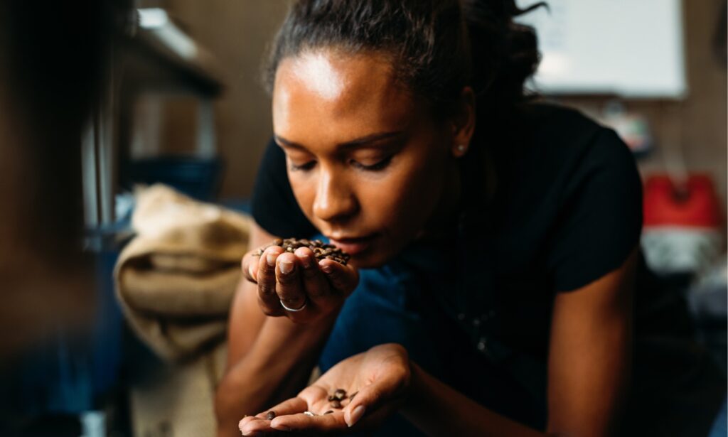 Mujer sintiendo el aroma del café recién tostado.