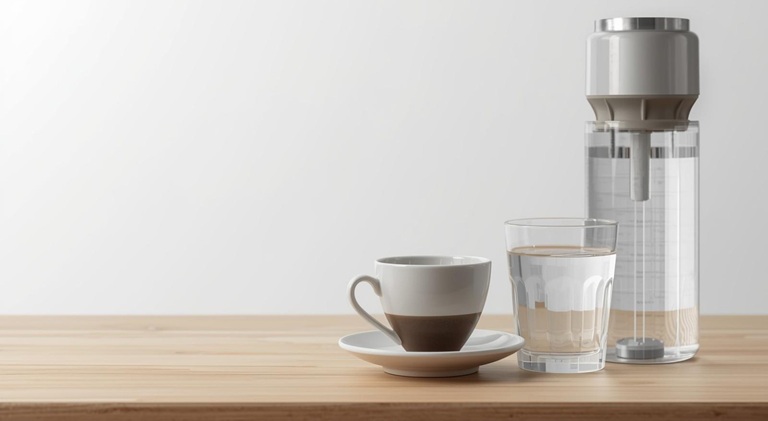 taza de café, vaso de agua y filtro